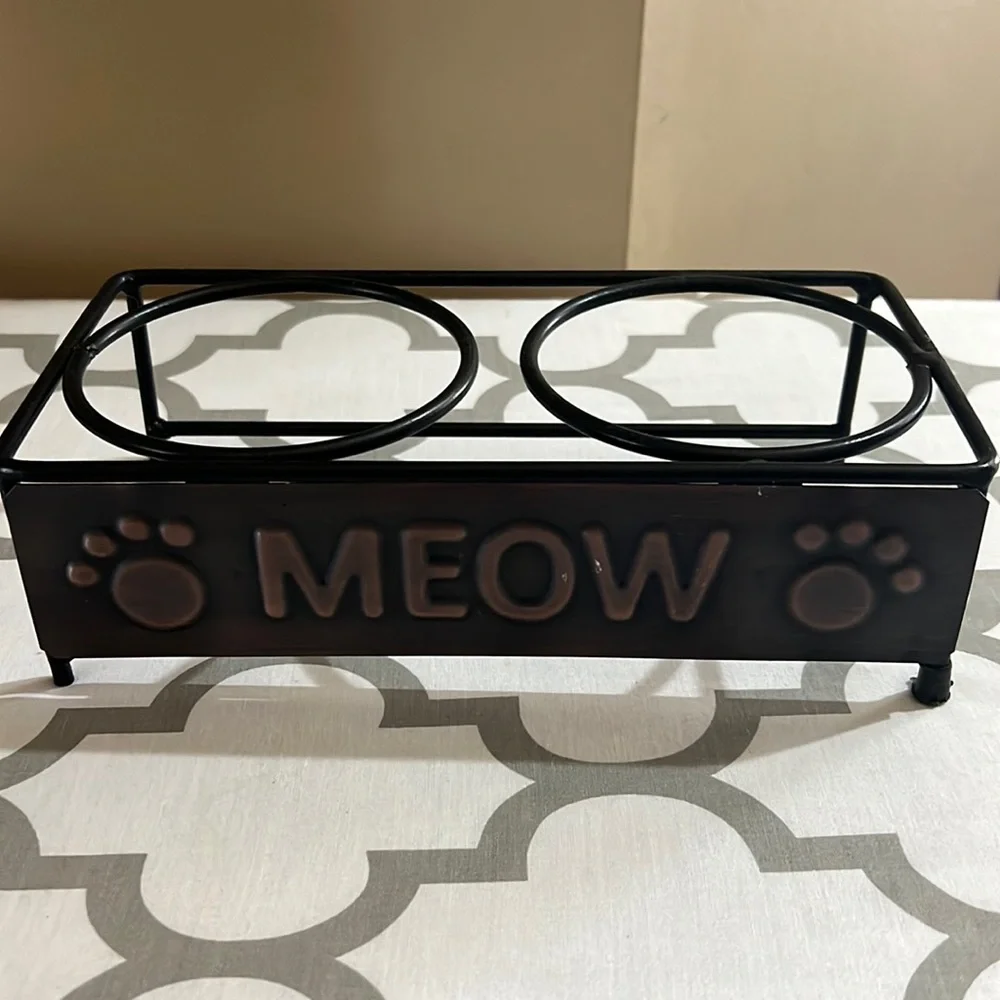 Raised cat bowls stand